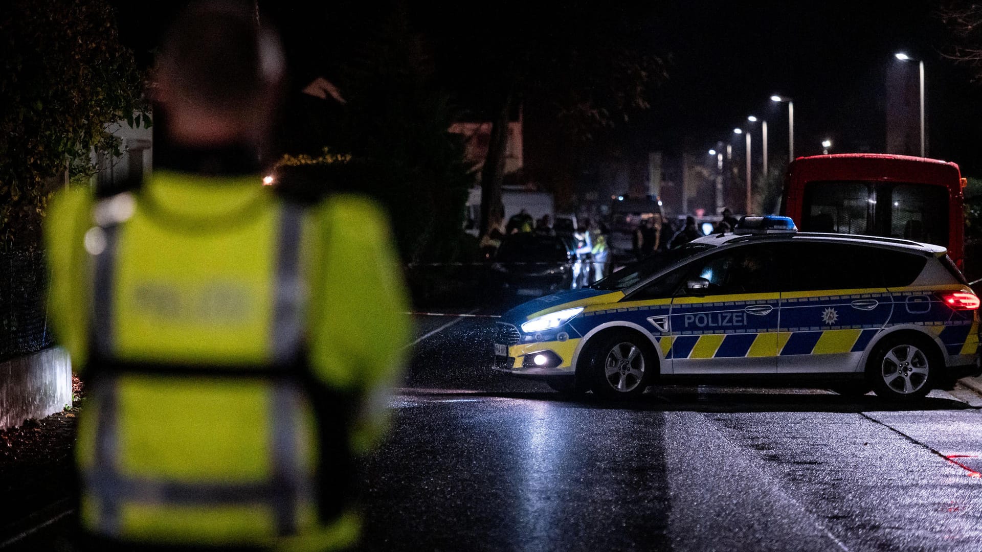 Polizisten sichern den Tatort: Nach mehreren Schussabgaben in Meckenheim nahe Bonn hat die Polizei am Abend einen Tatverdächtigen überwältigt.