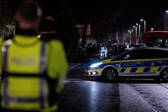 Polizisten sichern den Tatort: Nach mehreren Schussabgaben in Meckenheim nahe Bonn hat die Polizei am Abend einen Tatverdächtigen überwältigt.
