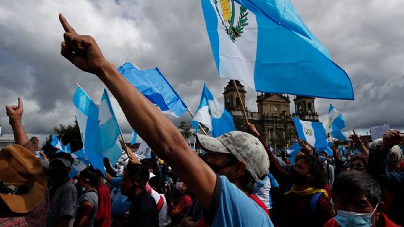 Hunderte Demonstranten protestieren in Guatemala-Stadt gegen die Regierung von Präsident Alejandro Giammattei.