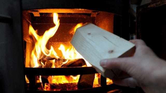 Ein Kamin daheim darf nicht mit jedem beliebigen Holz befeuert werden.