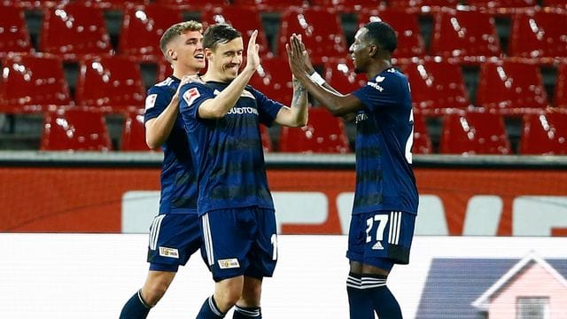 Hatte auch ohne Elfer-Rekord mit Union in Köln Grund zum Feiern: Max Kruse (M). Hatte auch ohne Elfer-Rekord mit Union in Köln Grund zum Feiern: Max Kruse (M).