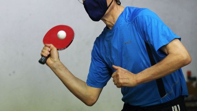 Hält sich mit Tischtennisspielen fit: SPD-Gesundheitsexperte Karl Lauterbach. Hält sich mit Tischtennisspielen fit: SPD-Gesundheitsexperte Karl Lauterbach.