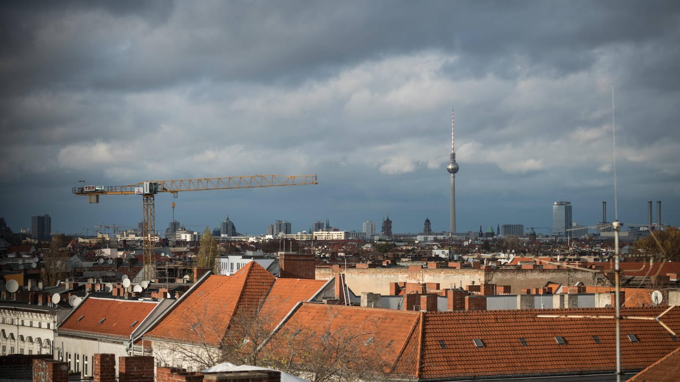 Blick über Neukölln bis hin zum Fernsehturm (Symbolbild): Der Berliner Mietendeckel ist ein umstrittenes Gesetz, dessen zweite Stufe ab sofort in Kraft tritt.