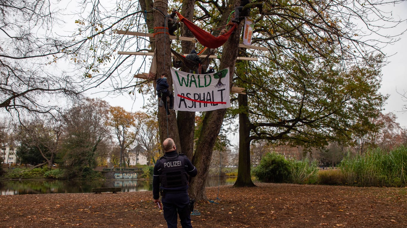 Umweltaktivisten haben einen Baum im Kölner Volksgarten besetzt: Mit der Aktion wollten sie auf die Rodung im Dannenröder Forst wegen des Ausbaus der A94 aufmerksam machen.