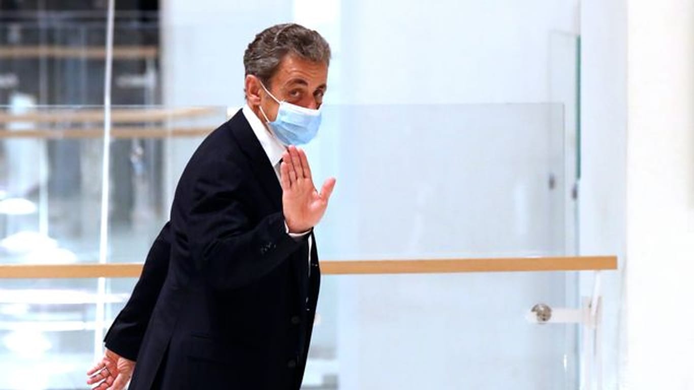 Nicolas Sarkozy, ehemaliger Präsident von Frankreich, winkt beim Verlassen des Gerichtssaals.