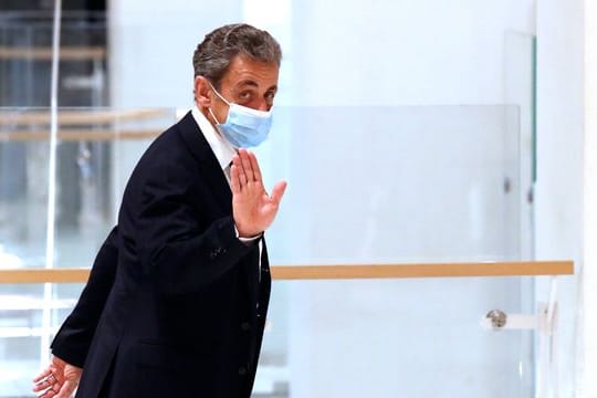 Nicolas Sarkozy, ehemaliger Präsident von Frankreich, winkt beim Verlassen des Gerichtssaals.