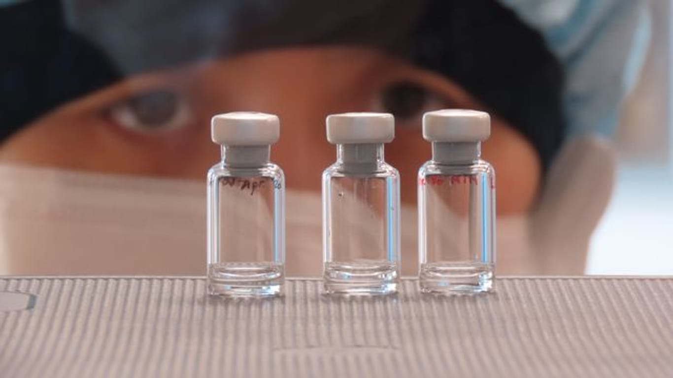 Der von der Universität Oxford und dem Pharmaunternehmen AstraZeneca entwickelte Corona-Impfstoff ist nach vorläufigen Studien zu 70 Prozent effektiv.