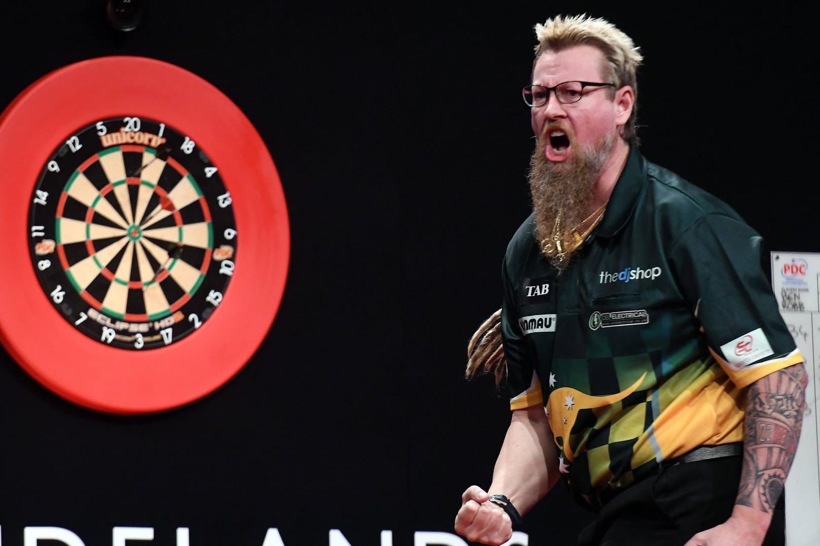 Simon Whitlock: "The Wizard" hat im "Grand Slam of Darts" grandios Michael van Gerwen besiegt.