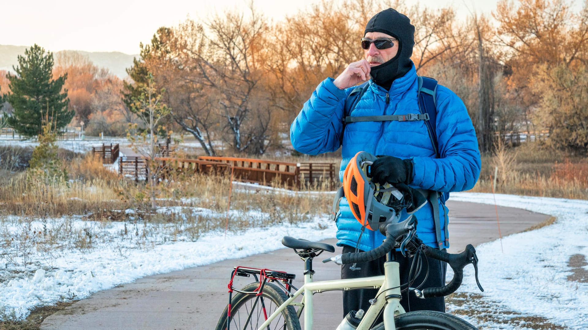 Radfahren im Winter: Mindestens ebenso wichtig wie der richtige Reifen ist die der Jahreszeit entsprechende Beleuchtung.