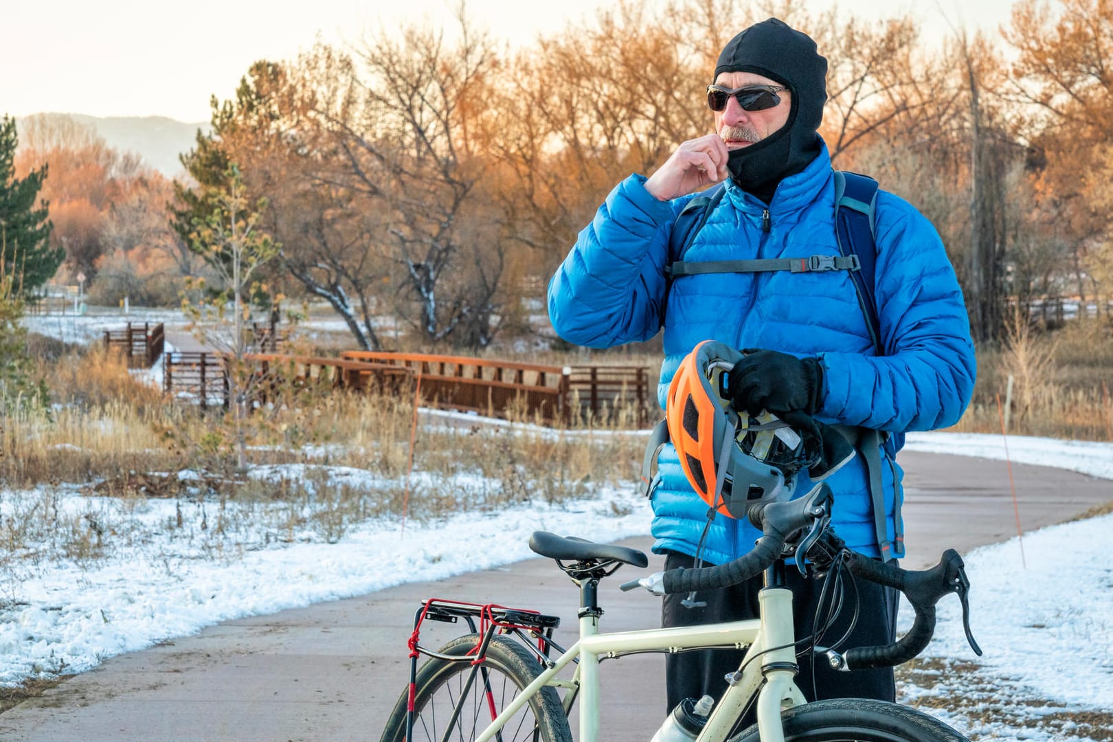 Radfahren im Winter: Mindestens ebenso wichtig wie der richtige Reifen ist die der Jahreszeit entsprechende Beleuchtung.