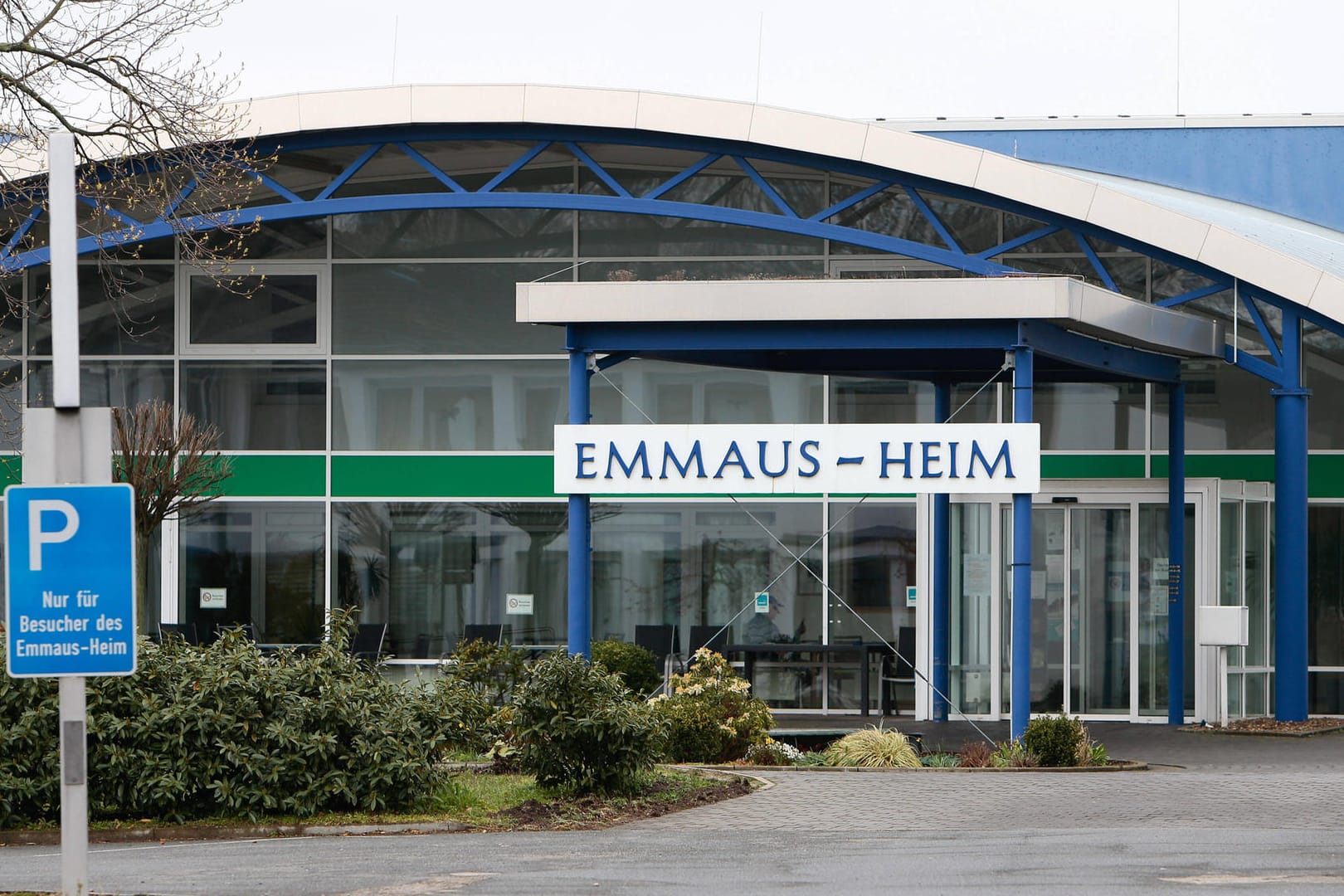 Blick auf das Emmaus-Heim in Wolfsburg: Wie die Diakonie mitteilte, hat sich eine Bewohnerin mit dem Coronavirus infiziert.