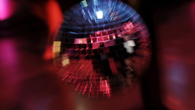 Scheinwerferlicht spiegelt sich in einer Discokugel Scheinwerferlicht spiegelt sich in einer Discokugel