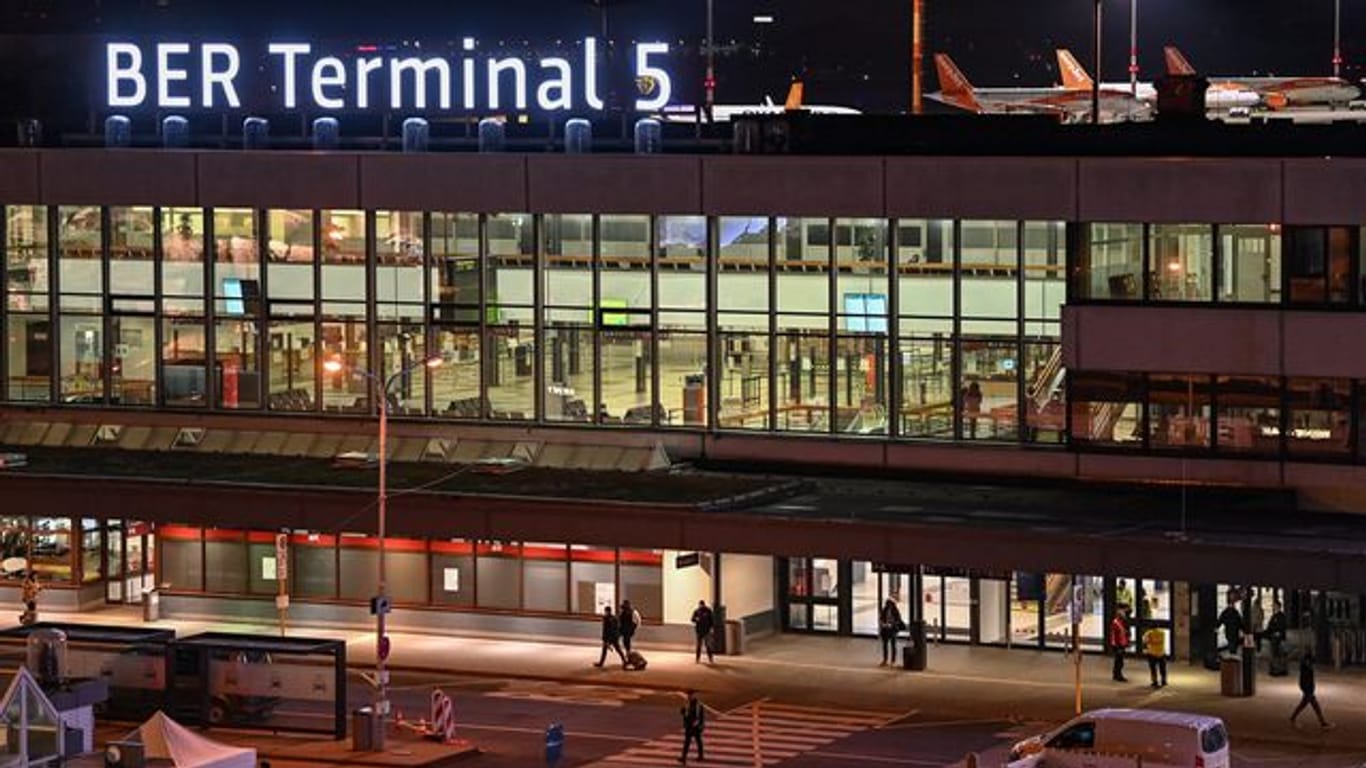 Der neue Schriftzug "BER Terminal 5" (Archivbild): In dem Terminal war früher der Flughafen Schönefeld untergebracht. Nun soll es vorerst geschlossen werden.