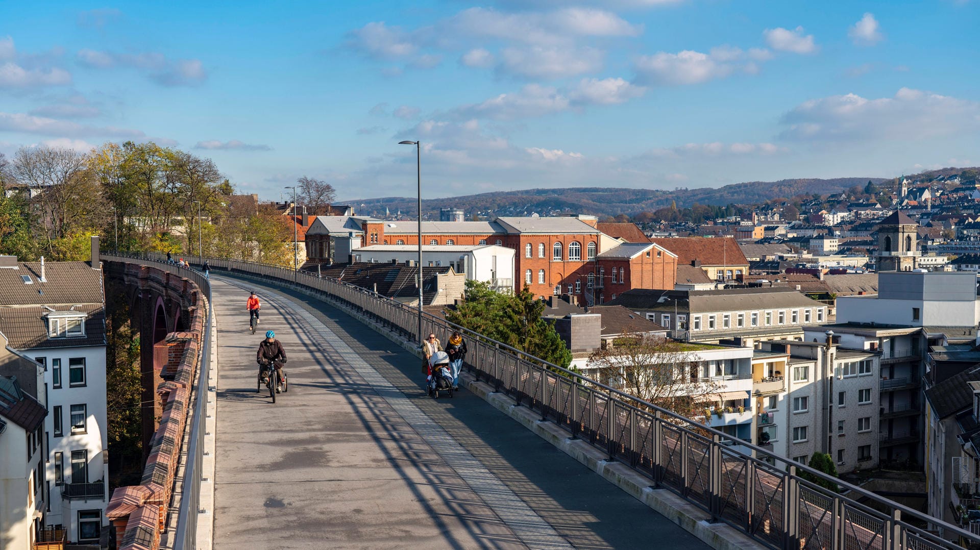 Blick auf die Nordbahntrasse auf dem Kuhler Viadukt in Wuppertal: Weil der Bogen saniert worden ist, war auch die darunterliegende Carnaper Straße wochenlang gesperrt. Blick auf die Nordbahntrasse auf dem Kuhler Viadukt in Wuppertal: Weil der Bogen saniert worden ist, war auch die darunterliegende Carnaper Straße wochenlang gesperrt.