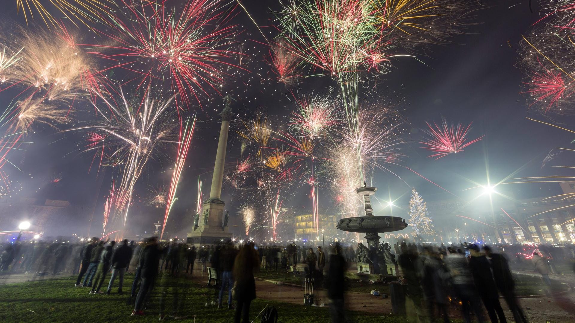 Silvesterfeuerwerk in Stuttgart (Archivbild): Silvesterfeuerwerk in Köln (Archivbild): Bilder wie diese könnte es dieses Jahr nicht geben.