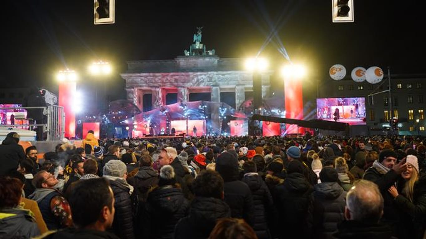 So wird es diesmal nicht werden: Tausende Menschen feiern 2019 Silvester am Brandenburger Tor.