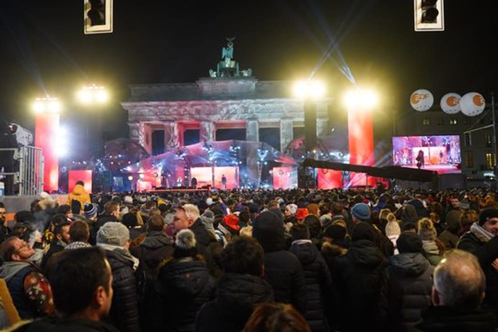 So wird es diesmal nicht werden: Tausende Menschen feiern 2019 Silvester am Brandenburger Tor.