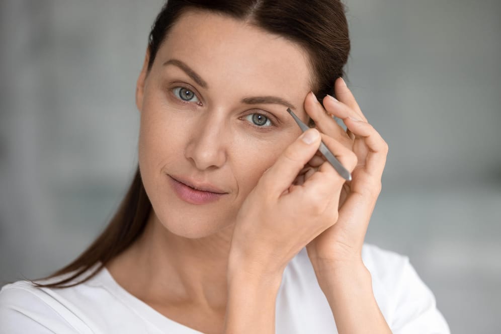 Augenbrauen: Den perfekten Look bekommt jede Frau daheim einfach und schnell hin – mit nur zwei Produkten.