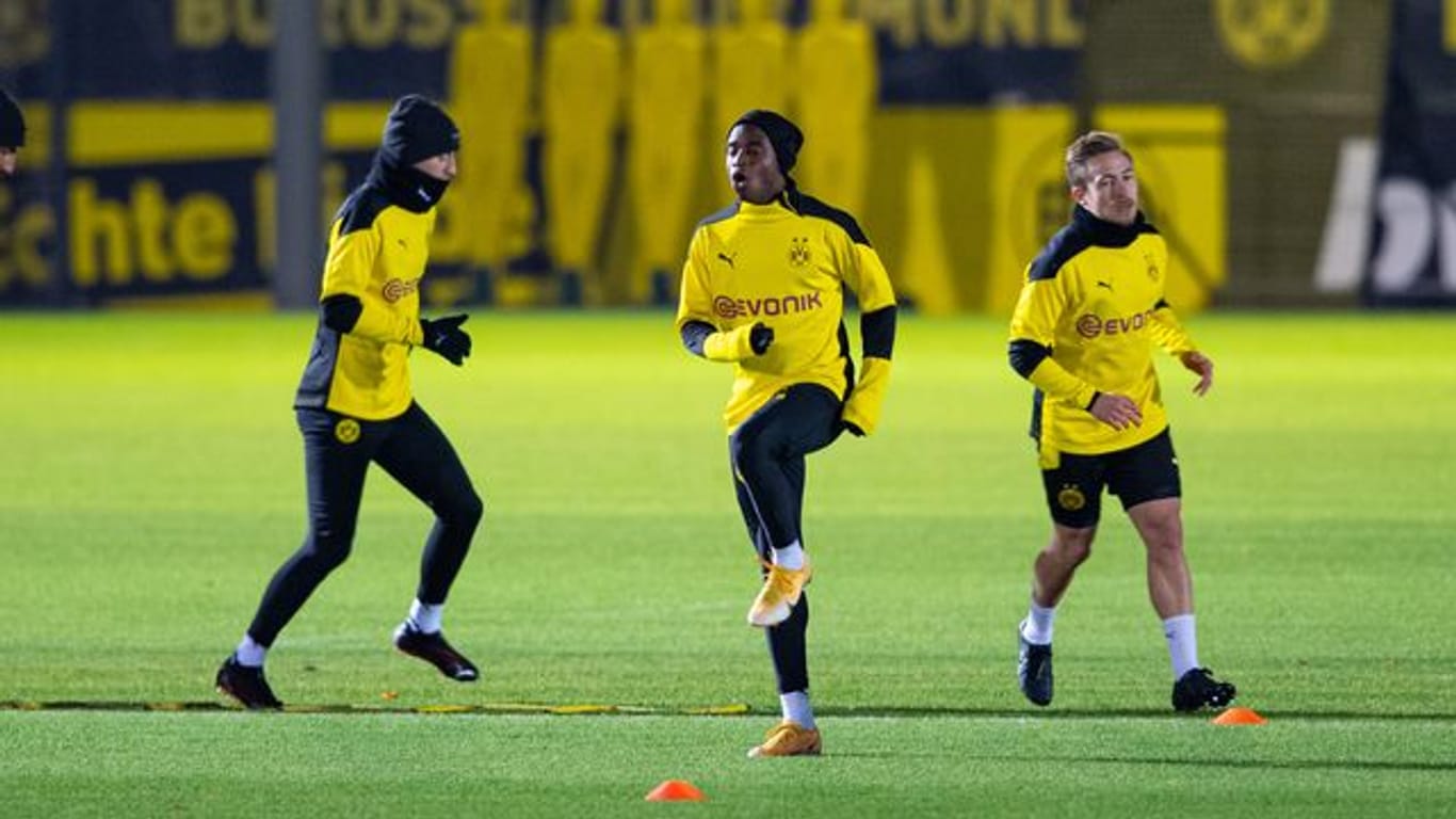 Marco Reus (l-r), Youssoufa Moukoko und Felix Passlack beim Abschlusstraining von Borussia Dortmund.