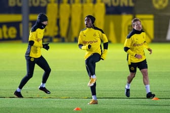 Marco Reus (l-r), Youssoufa Moukoko und Felix Passlack beim Abschlusstraining von Borussia Dortmund.