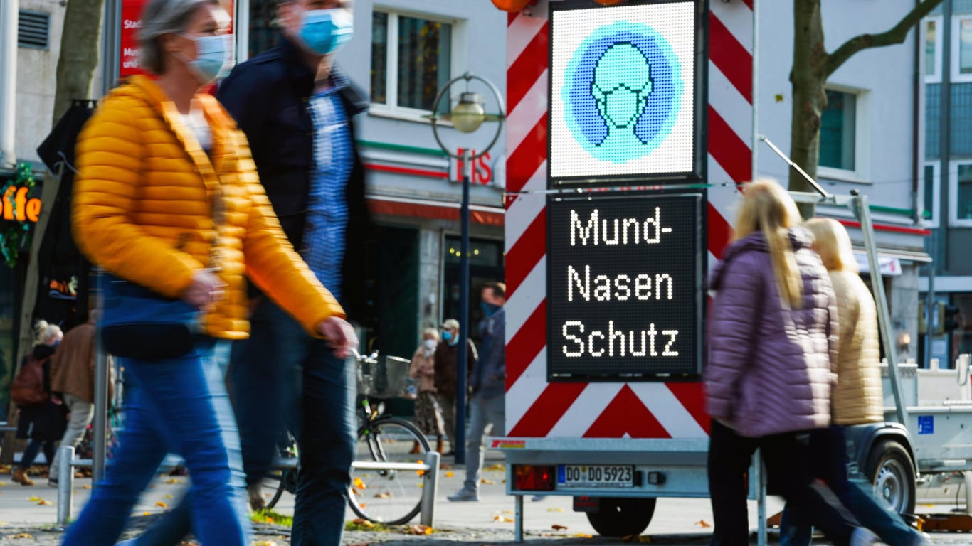 Hinweisschilder zur Maskenpflicht (Symbolbild): In Dortmund sind die Corona-Zahlen weiterhin auf einem hohen Niveau.