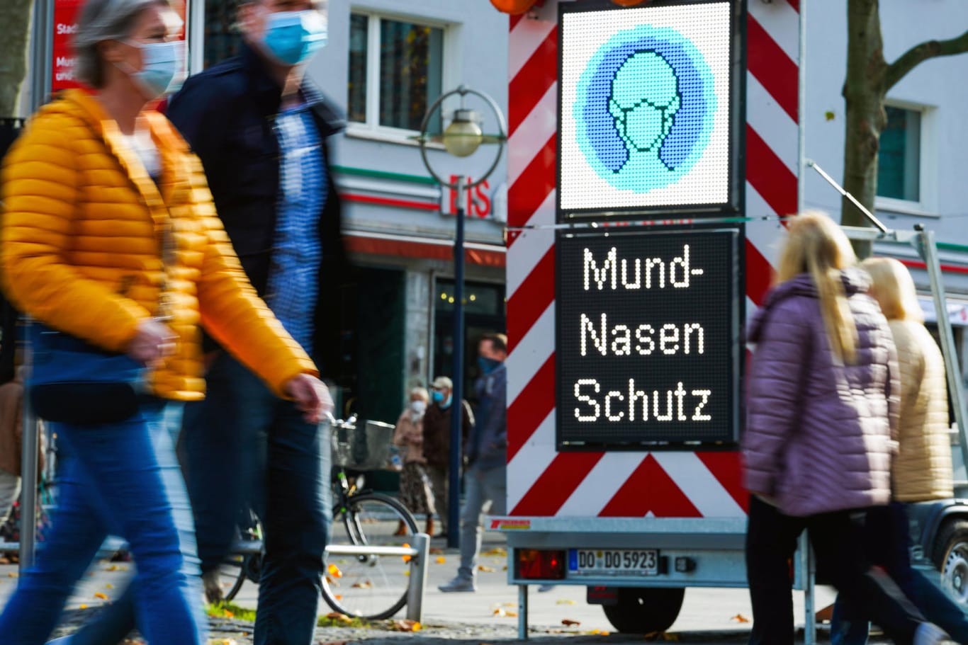 Hinweisschilder zur Maskenpflicht (Symbolbild): In Dortmund sind die Corona-Zahlen weiterhin auf einem hohen Niveau.