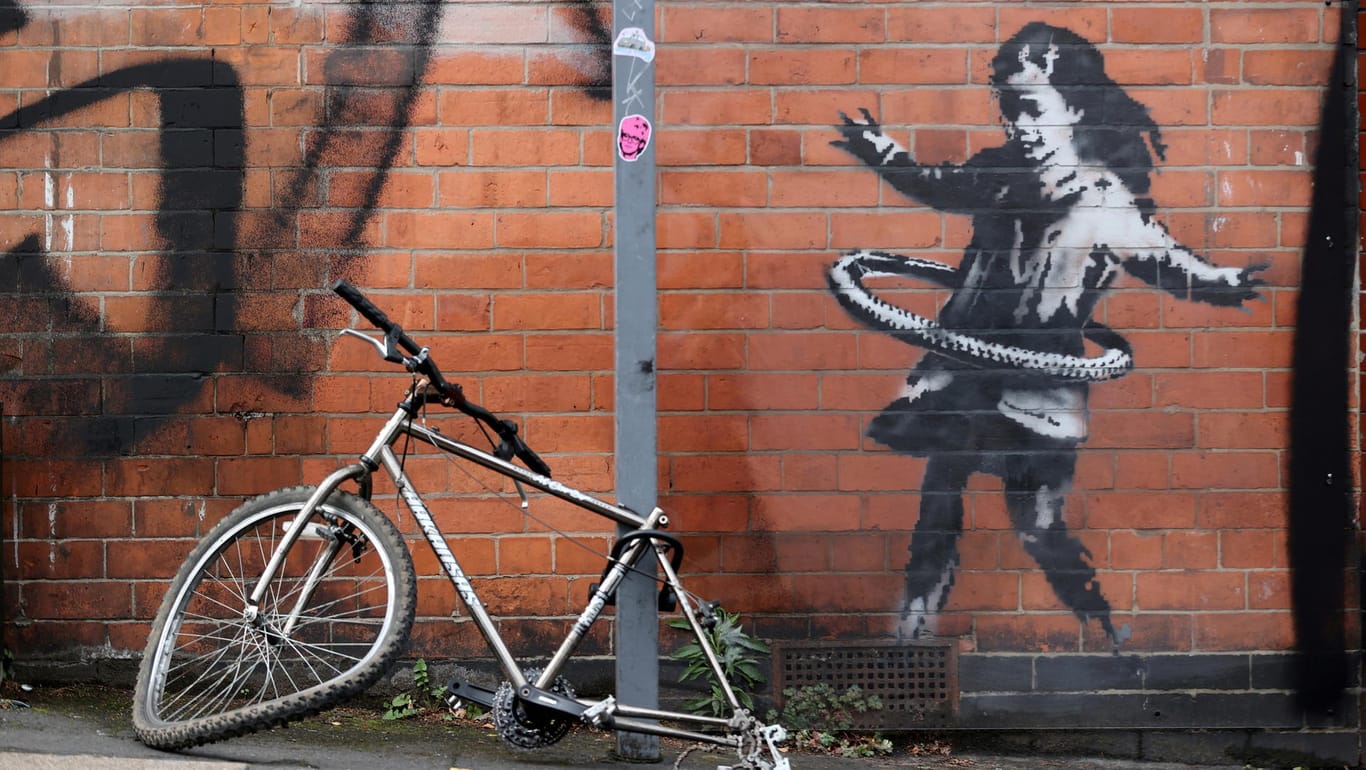 Banksy-Kunstwerk in Nottingham: Das Fahrrad wurde gestohlen, ein Teil Kunstwerks fehlt damit nun.