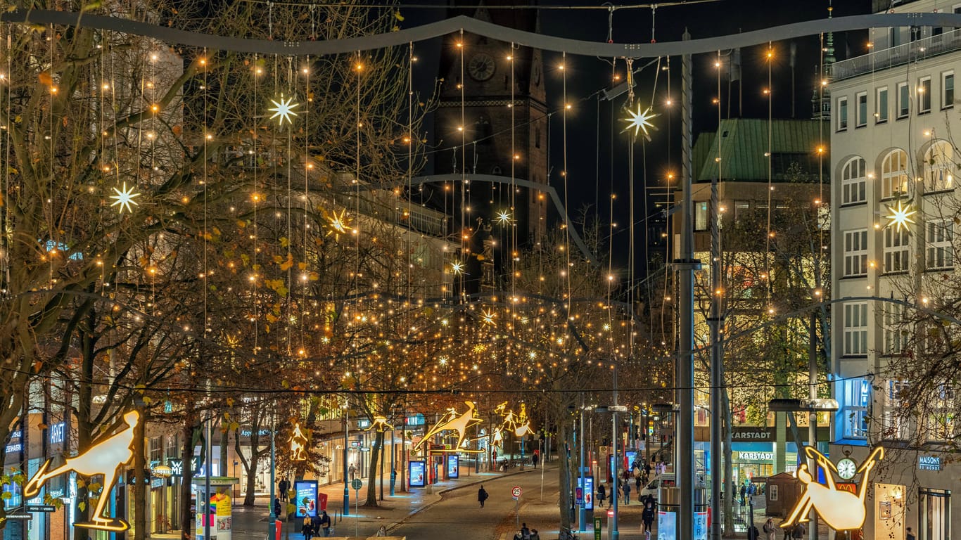 Weihnachtsbeleuchtung hängt über einer Straße (Symbolbild): In Essen-Borbeck wird die Beleuchtung zum 70. Mal angeschaltet.