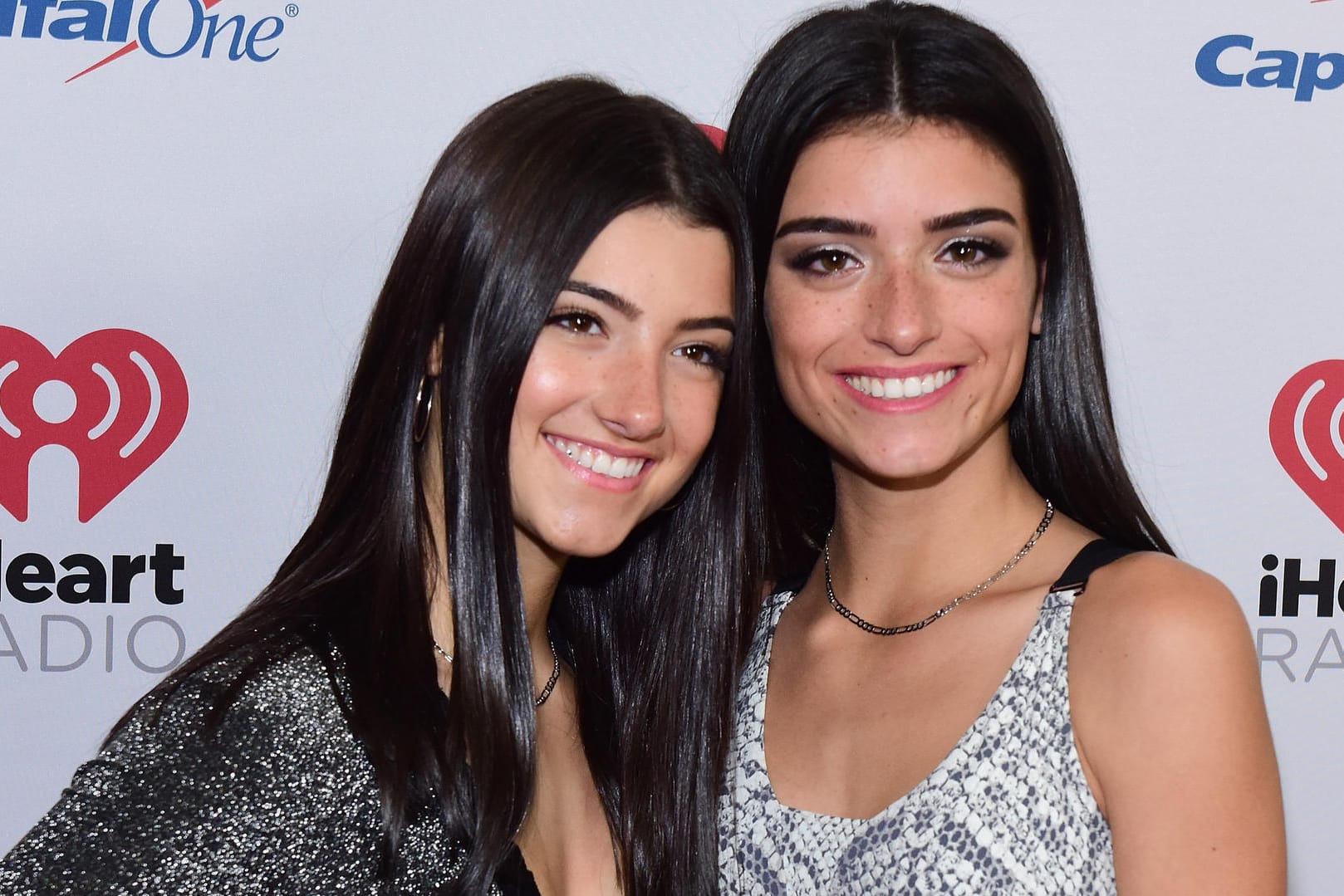 TikTokerin Charli D'Amelio (links) mit ihrer Schwester Dixie: Charli hat auf TikTok nun 100 MIllionen Follower