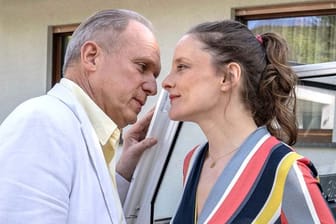 Ulrich Tukur und Anne Ratte-Polle in einer Szene des TV-Krimis "Tatort: Die Ferien des Monsieur Murot".