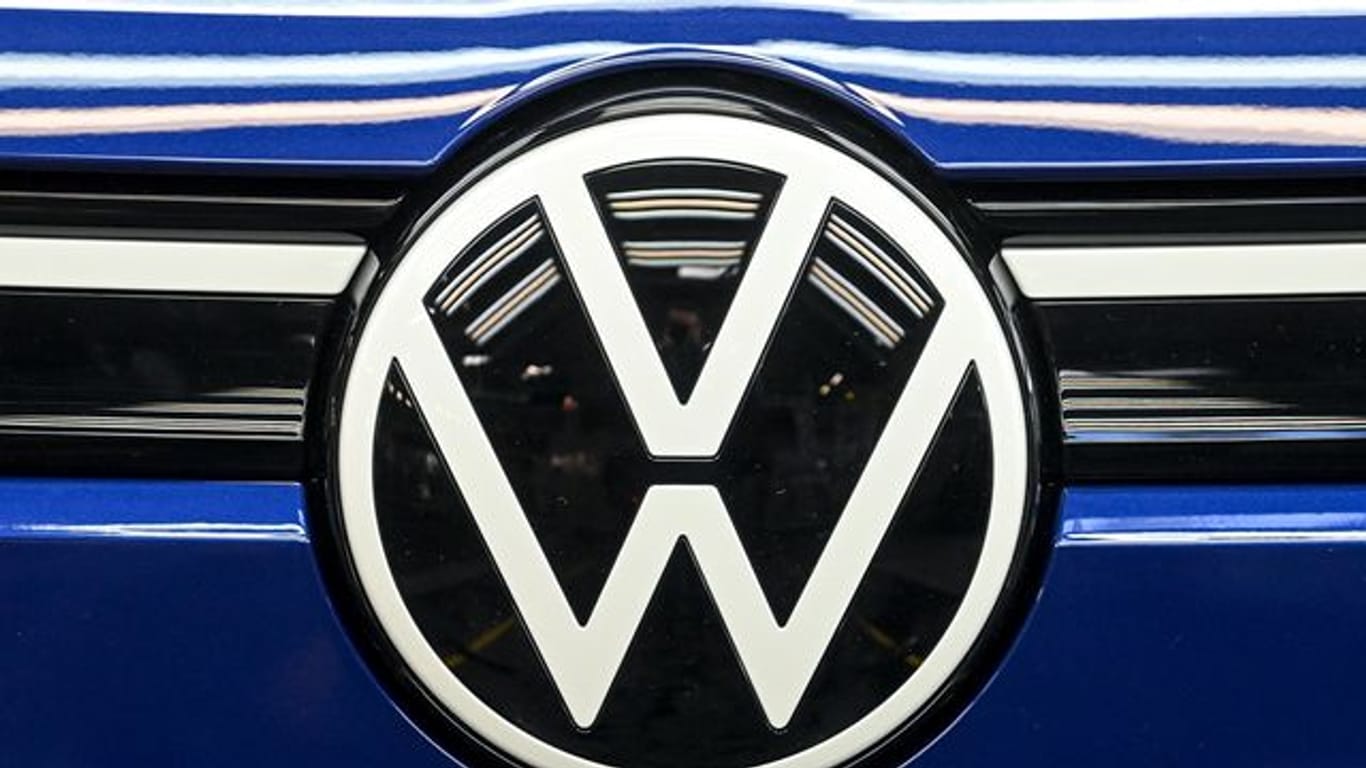 VW-Logo (Symbolbild): Bei dem Konzern gab es weitere Durchsuchungen.