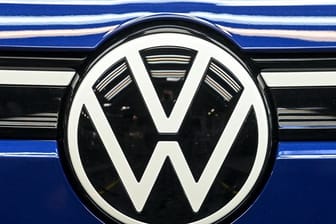 VW-Logo (Symbolbild): Bei dem Konzern gab es weitere Durchsuchungen.