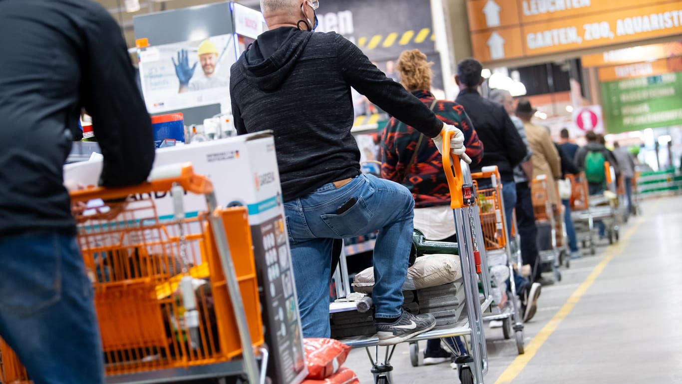 Menschen warten an einer Baumarktkasse (Symbolbild): Die deutschen Baumärkte steigerten ihre Umsätze.