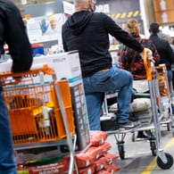 Menschen warten an einer Baumarktkasse (Symbolbild): Die deutschen Baumärkte steigerten ihre Umsätze.