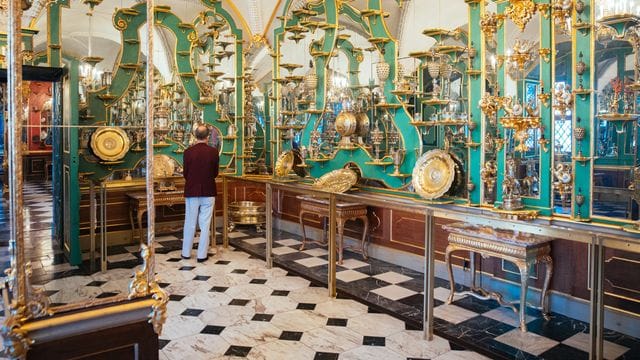 Ein Besucher schaut sich im Juwelenzimmer des Historischen Grünen Gewölbes im Residenzschloss um. Ein Besucher schaut sich im Juwelenzimmer des Historischen Grünen Gewölbes im Residenzschloss um.