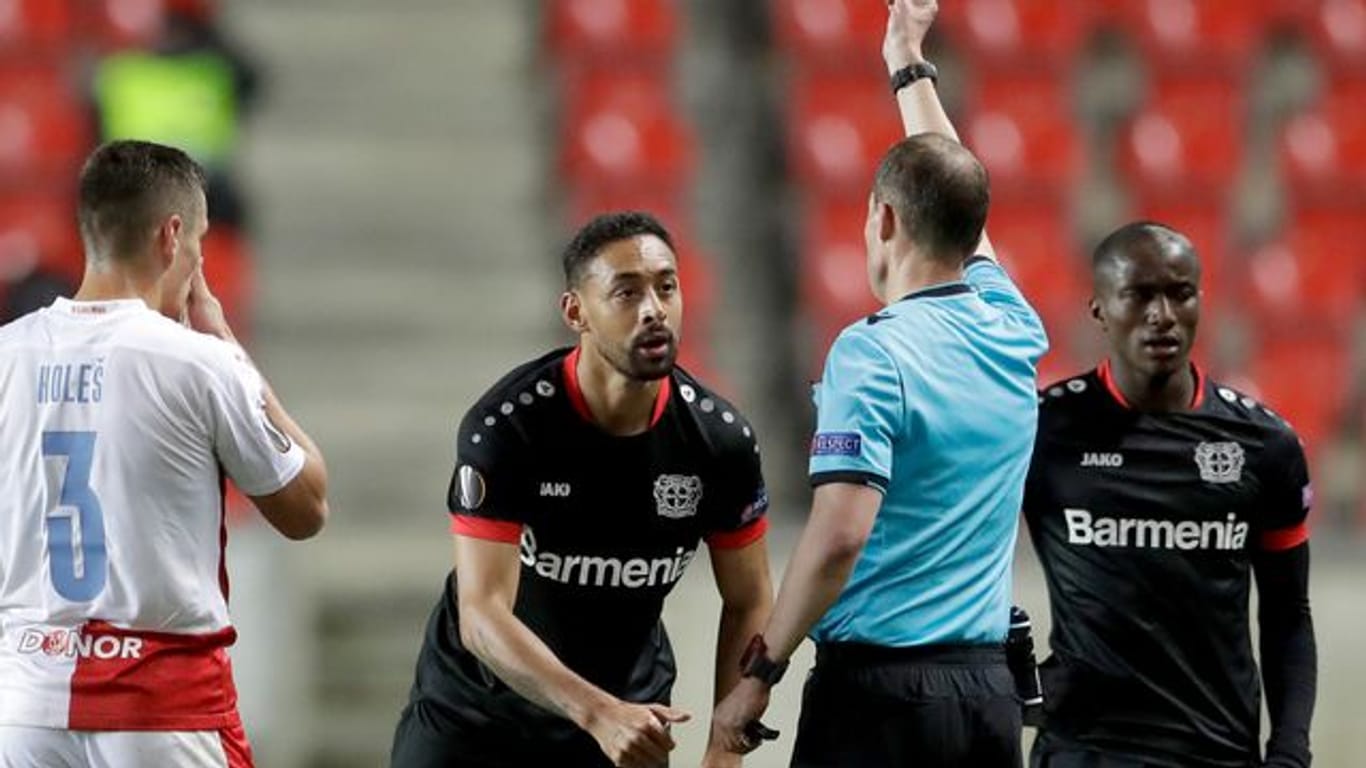 Leverkusens Karim Bellarabi (M) hatte im Spiel gegen Slavia Prag die Rote Karte gesehen.