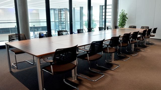 Unter Einhaltung der Hygienevorschriften kann eine Präsenzsitzung des Betriebsrats auch in der Corona-Krise möglich sein. Unter Einhaltung der Hygienevorschriften kann eine Präsenzsitzung des Betriebsrats auch in der Corona-Krise möglich sein.