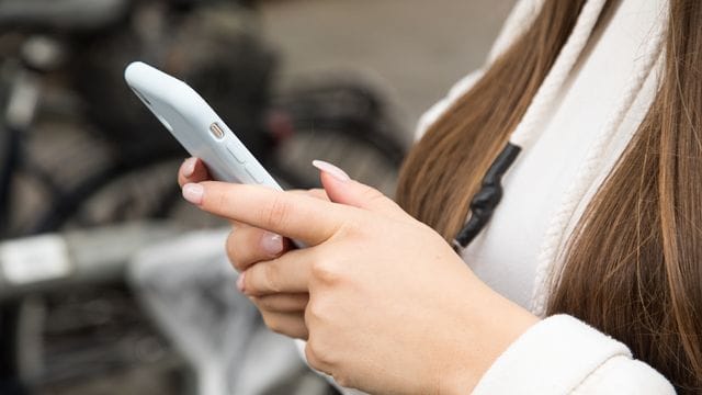 Chatten über alle Geräte- und App-Grenzen hinweg soll der SMS-Nachfolger RCS können - dabei aber alle Messenger-Möglichkeiten bieten. Chatten über alle Geräte- und App-Grenzen hinweg soll der SMS-Nachfolger RCS können - dabei aber alle Messenger-Möglichkeiten bieten.