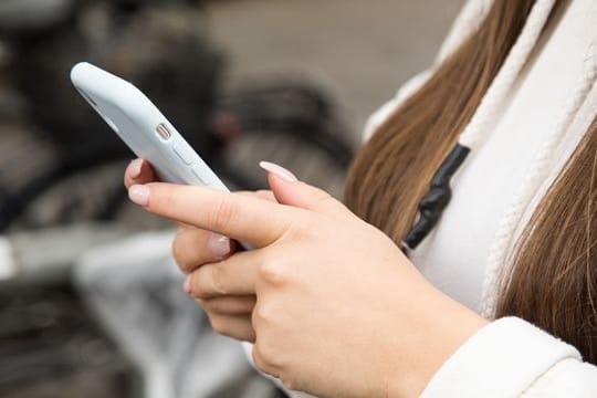 Chatten über alle Geräte- und App-Grenzen hinweg soll der SMS-Nachfolger RCS können - dabei aber alle Messenger-Möglichkeiten bieten.