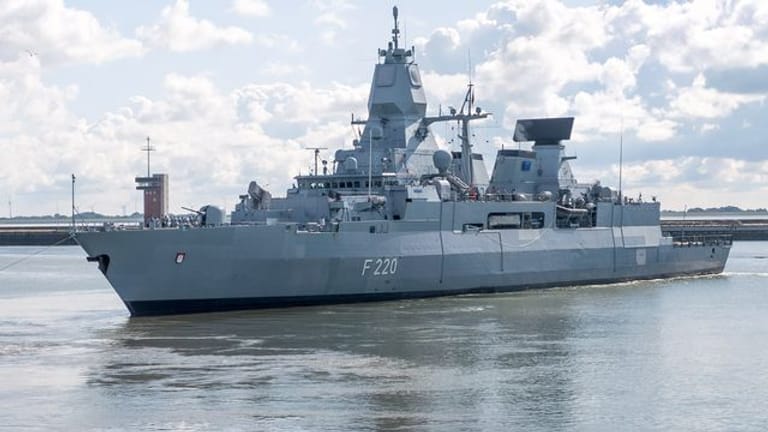 Die Fregatte "Hamburg" läuft Anfang August in Wilhelmshaven zu ihrem Einsatz vor der libyschen Küste aus.
