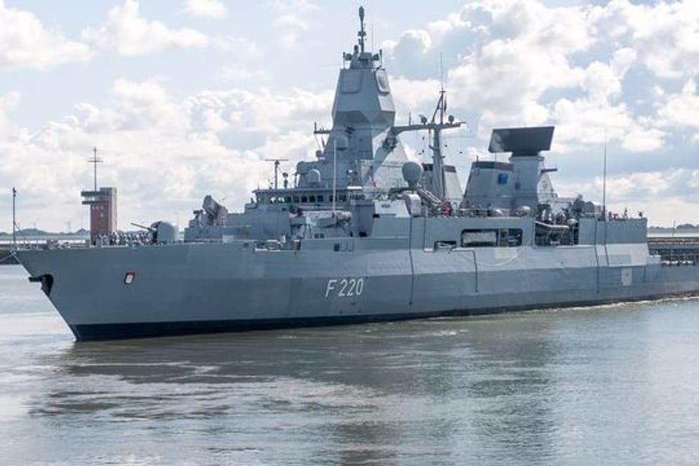 Die Fregatte "Hamburg" läuft Anfang August in Wilhelmshaven zu ihrem Einsatz vor der libyschen Küste aus.