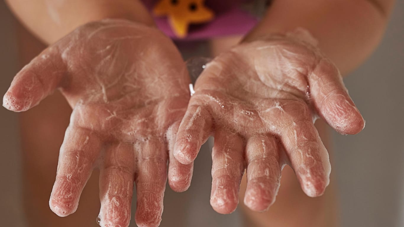 Ein Kind badet: In NRW musste die Feuerwehr ausrücken, weil ein Mädchen beim Baden mit dem Finger im Abfluss stecken blieb. (Symbolbild)