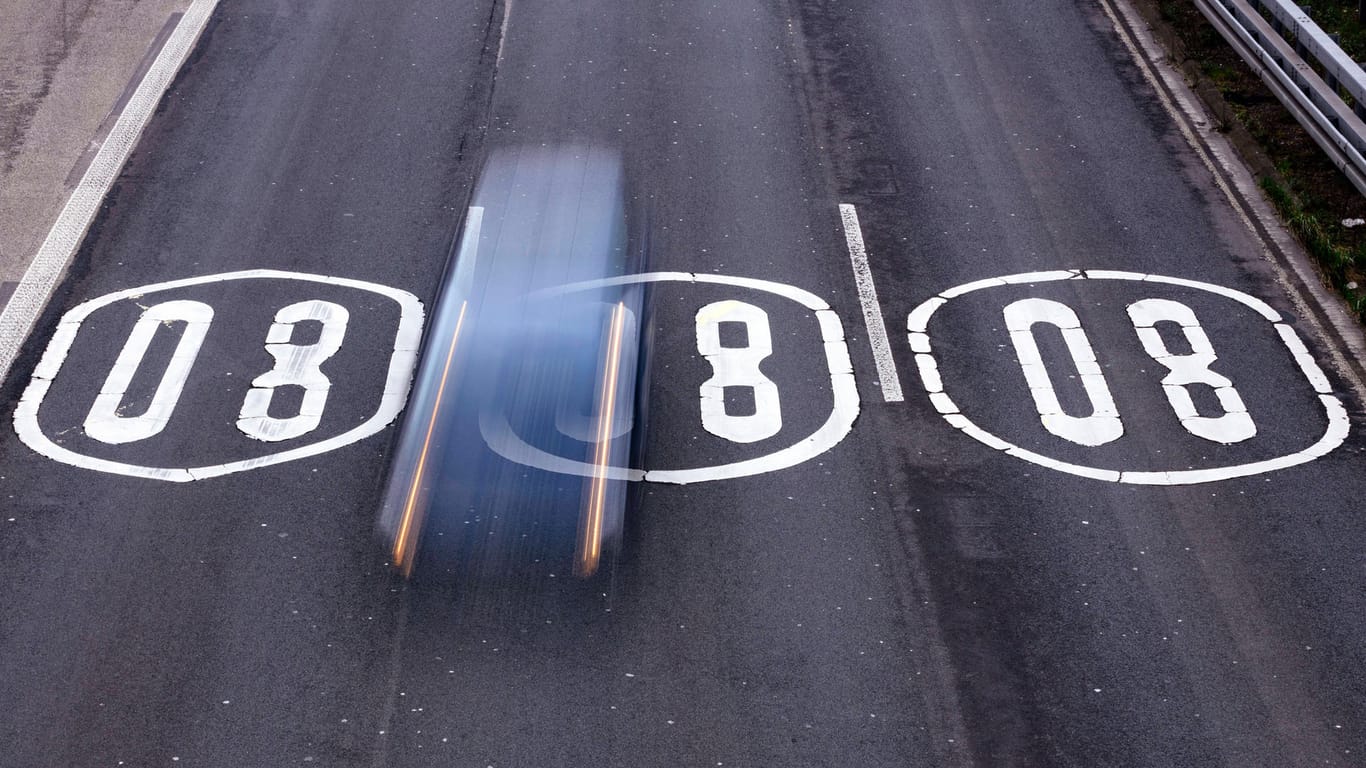 Piktogramme auf der Fahrbahn weisen Autofahrerauf Tempolimit 80 hin (Symbolbild): In Berlin wurde ein Fahrer mit 201 Stundenkilometern gestoppt.