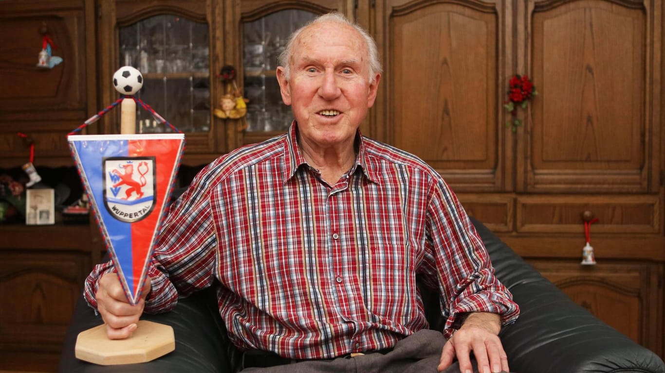 Erich Haase sitz auf seinem Sessel (Archivbild): Der Stürmer des WSV ist im Alter von 88 Jahren gestorben.