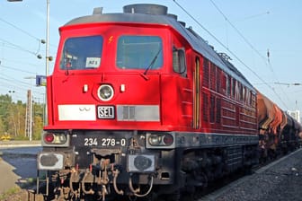 Ein Dieselzug (Symbolbild): Künftig könnten Züge der Deutsche Bahn mit Wasserstoff fahren.
