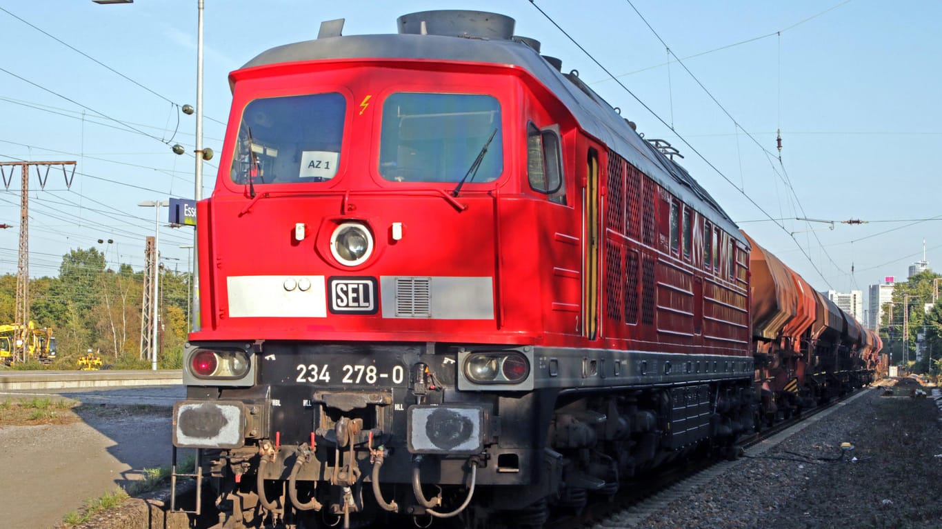 Ein Dieselzug (Symbolbild): Künftig könnten Züge der Deutsche Bahn mit Wasserstoff fahren.