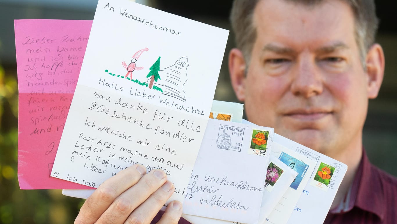 Postbeamter zeigt Briefe an den Weihnachtsmann: Einen Wunsch teilen alle Kinder.