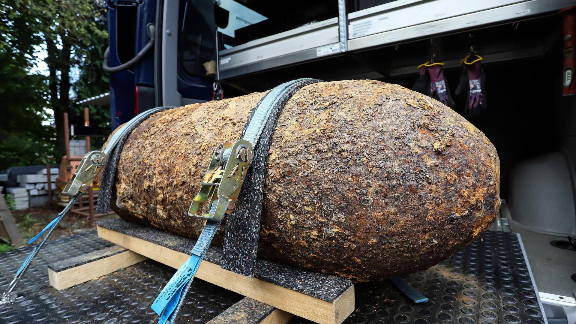 Fliegerbombe aus dem 2 Weltkrieg (Symbolbild): In Bornheim wird am Montag eine Bombe entschärft.