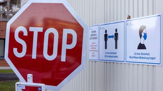 Stop-Schild vor Corona-Abstrichstützpunkt Hildburghausen