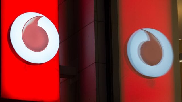 Das Logo von Vodafone spiegelt sich in der Fensterscheibe einer Verkaufsfiliale des Unternehmens. Das Logo von Vodafone spiegelt sich in der Fensterscheibe einer Verkaufsfiliale des Unternehmens.